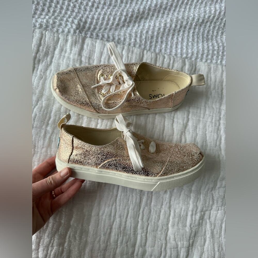 TOMS Metallic Lace Up Sneakers Rose Gold Canvas Shoes Size 4 Youth / Women’s 6